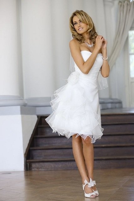 We are a professional wedding dress factory We can make any design s 