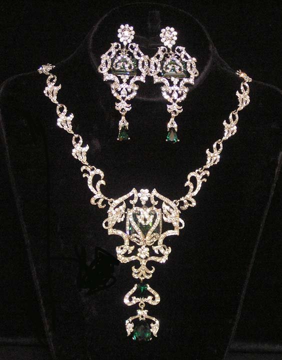 http://img.alibaba.com/photo/101279562/Victorian_Style_Crystal_Pave_Wedding_Bridal_Jewelry_Set.jpg