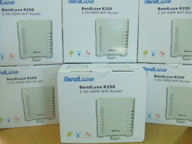Bandluxe_R100_Hsdpa_Router_with_C100s.jpg