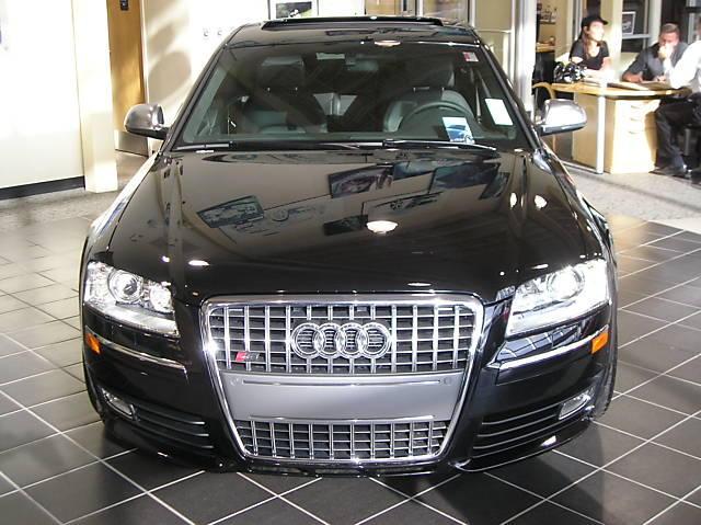 2009 Audi S8 Front View