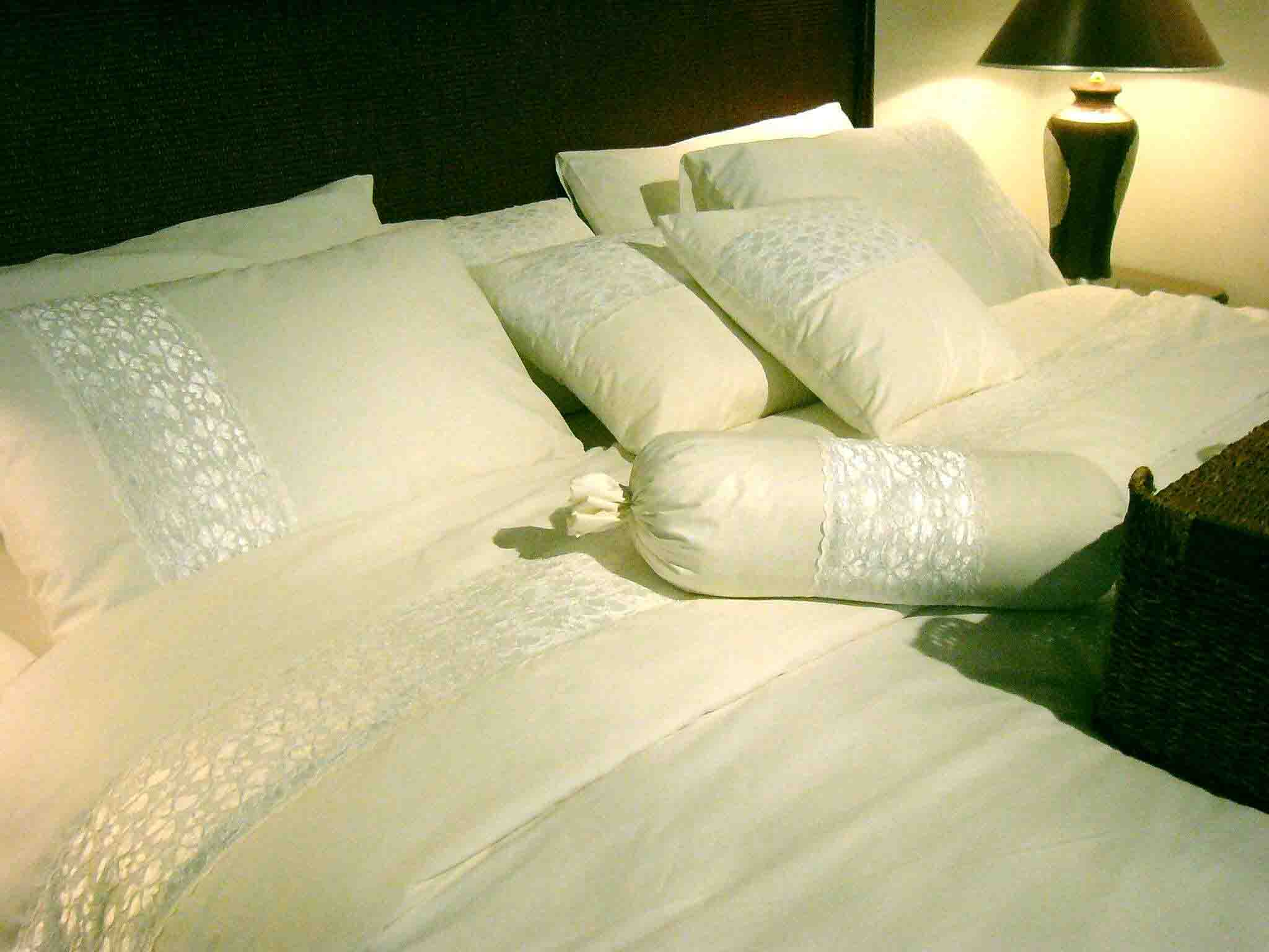 http://img.alibaba.com/photo/11424113/Combination_Of_Lace_Bedding__Bedspread___Comforter_Sets_.jpg