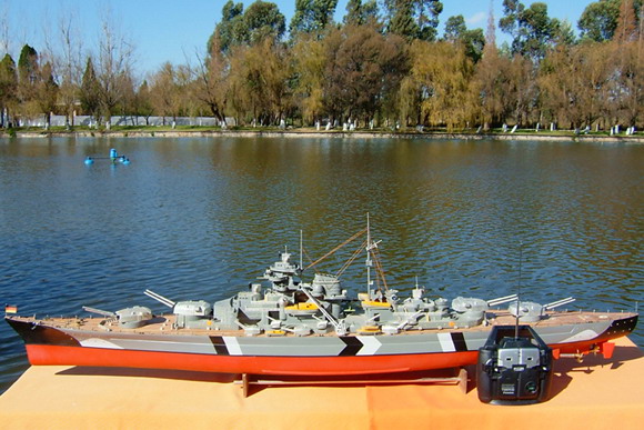 1_150_RC_MODEL_SHIP_The_famous_German_warship_Bismarck.jpg