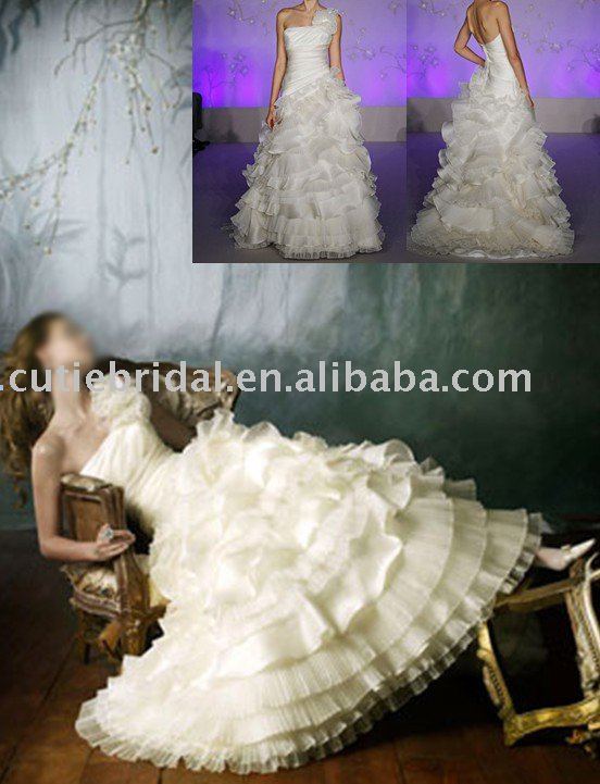 wedding dress 2011 collection. The wedding dress does not