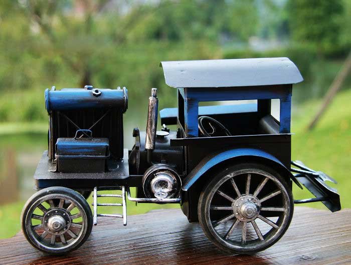 ANTIQUE DIECAST MODEL CAR