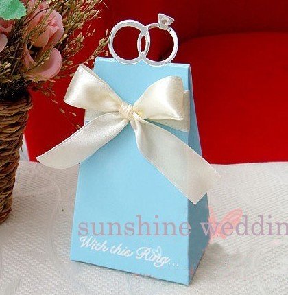 Holiday wedding gift candy box with ribbon and ring decorationTHG28 