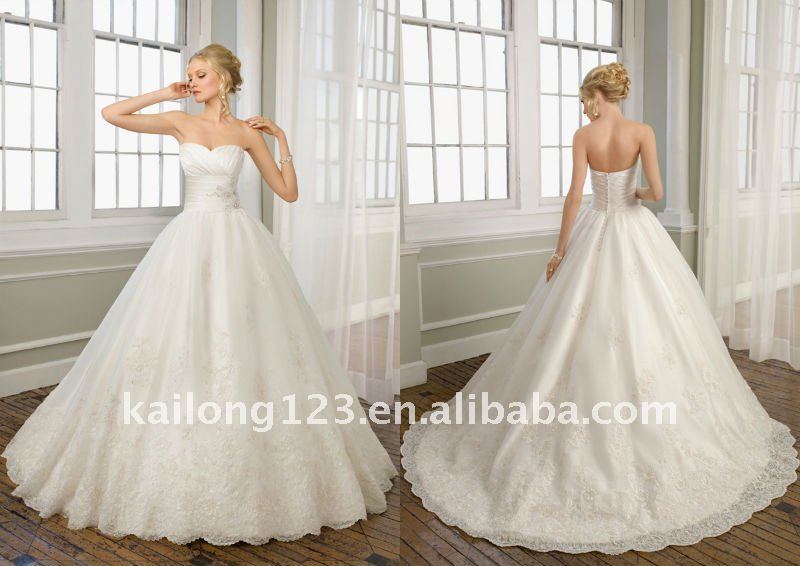 Mordern Sweetheart Appliqued Lace Ball Gown Wedding Dress